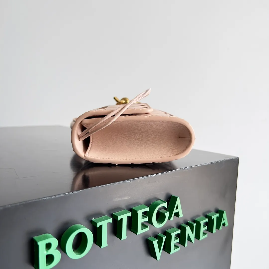 The batch of 1360 BV Andiamo evening handbags has been heavily planted again~ The designer aesthetics in the era of economic downturn are back. I fall in love with it at first sight and can't put it down. It's so beautiful and full of aura. The shape and texture are very competitive. It's light in weight and has sufficient capacity. It's a must-have for fashionistas. It's suitable for many occasions, minimalist, high-end and light luxury. Model No.: 741511 Size: 31*13*3cm
